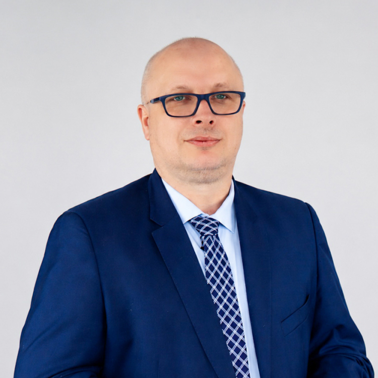 associate Jacek Serowik